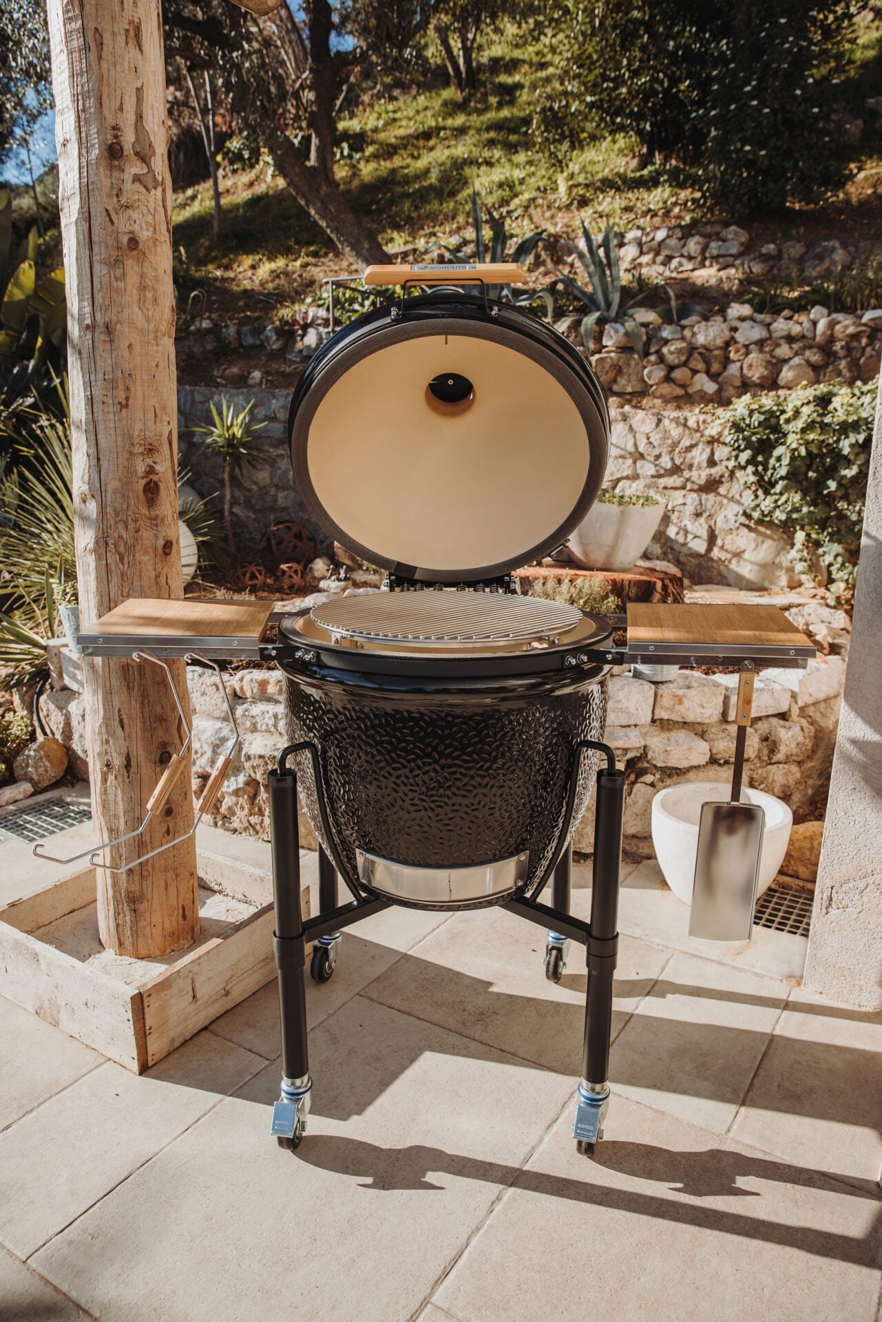 Monolith One.66 kamado bbq geopend