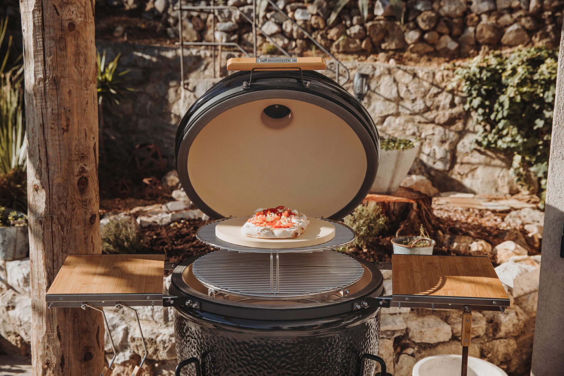 Monolith One.66 kamado bbq met pizzasteen