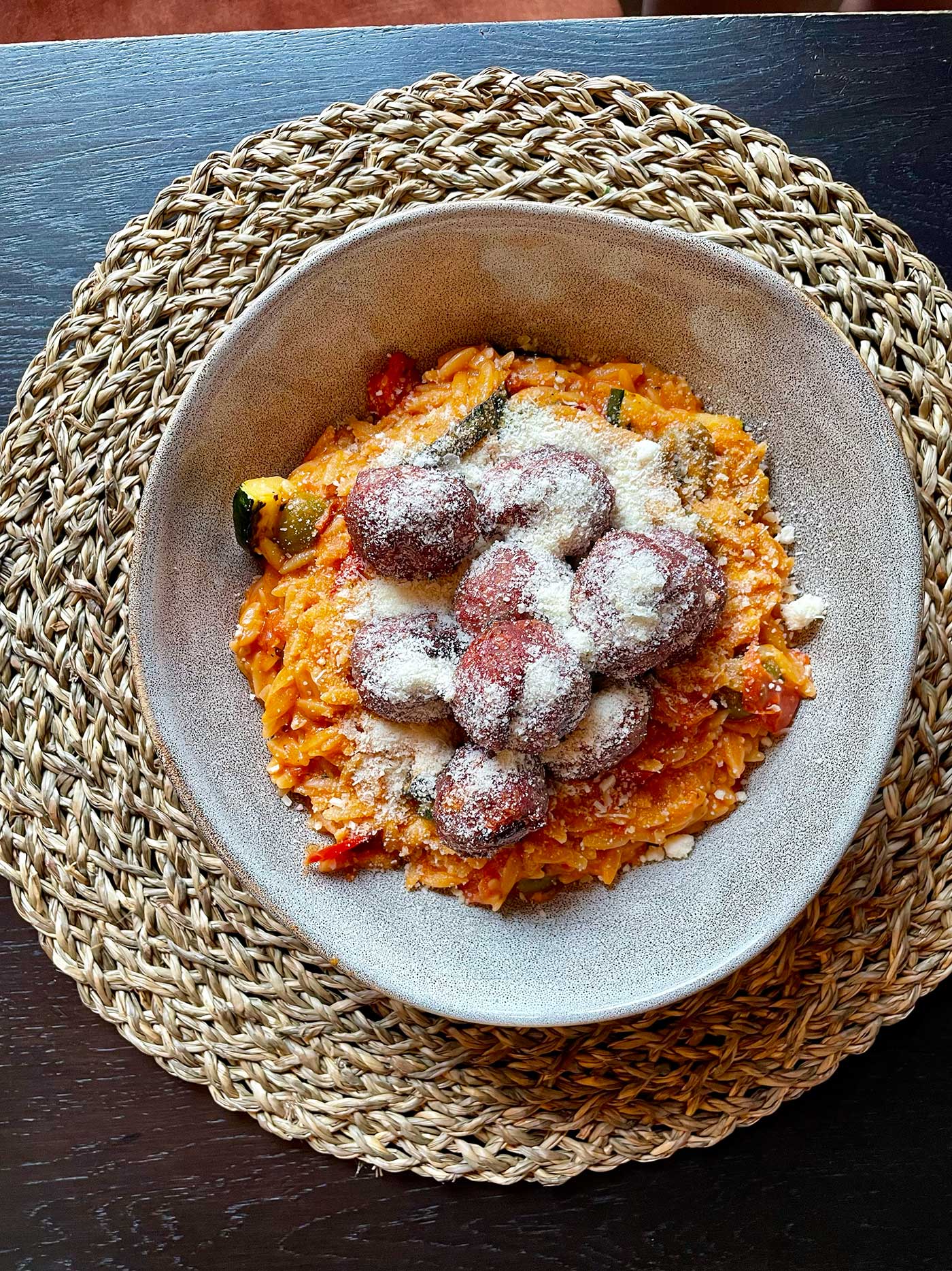 Rundergehaktballetjes met tomaten-orzo van de kamado