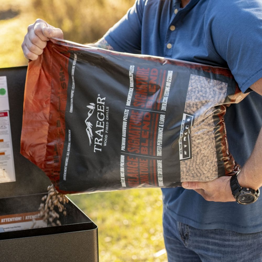 Pellet hopper wordt bijgevuld met Traeger signature blend pellets