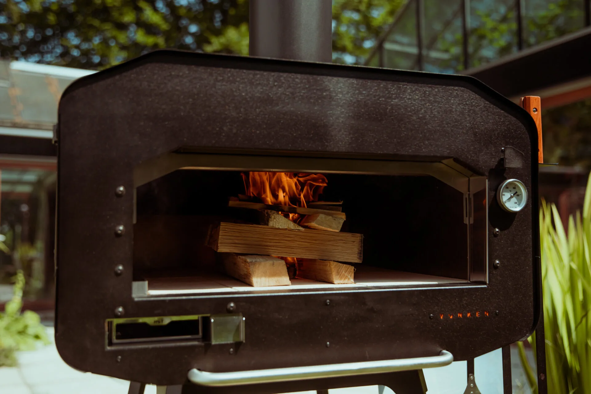 Stapel schorsloos beukenhout, ideaal voor gebruik in een houtgestookte pizza oven