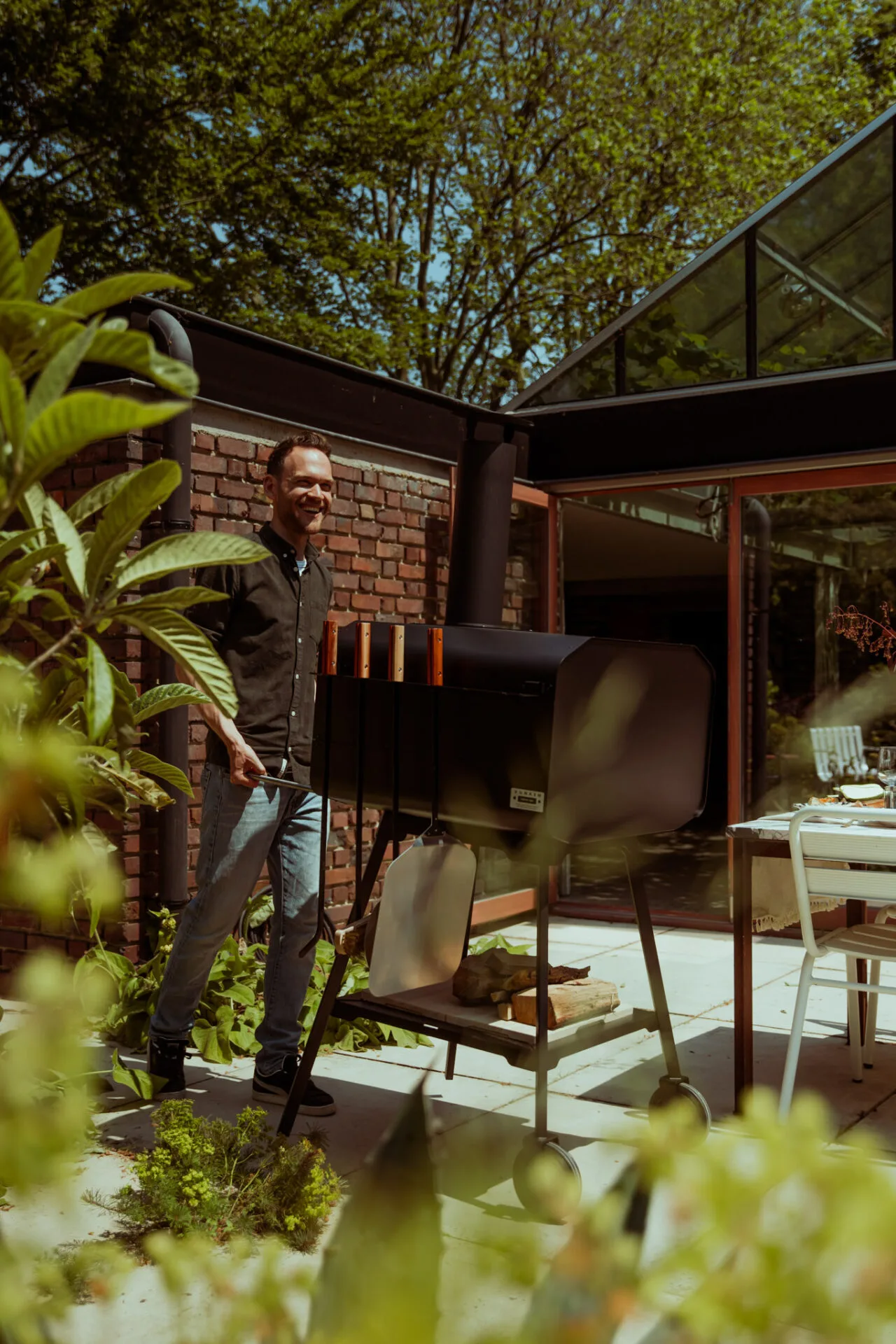 Het verplaatsen van een houtgestookte pizza oven van Vonken