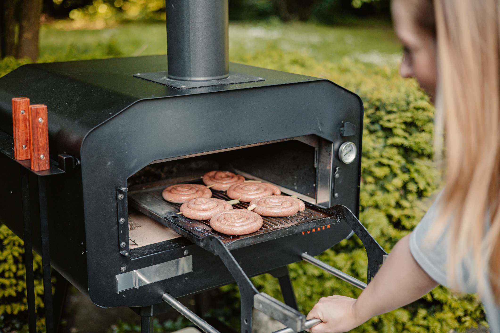 Vonken houtgestookte buiten oven ook geschikt voor het bakken van vlees