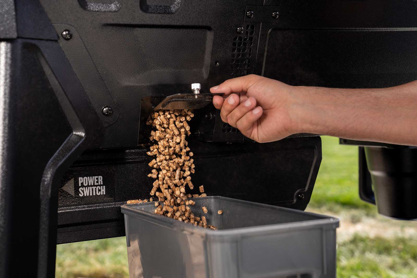 Traeger Woodridge Pro pellets wisselen