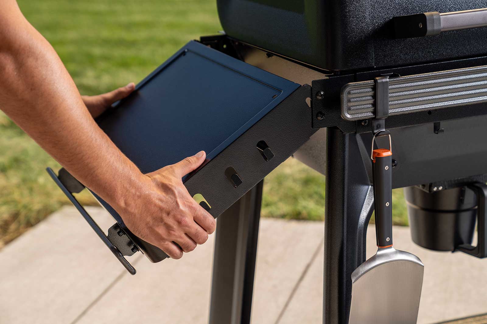 Traeger Woodridge Pro zijkant losmaken