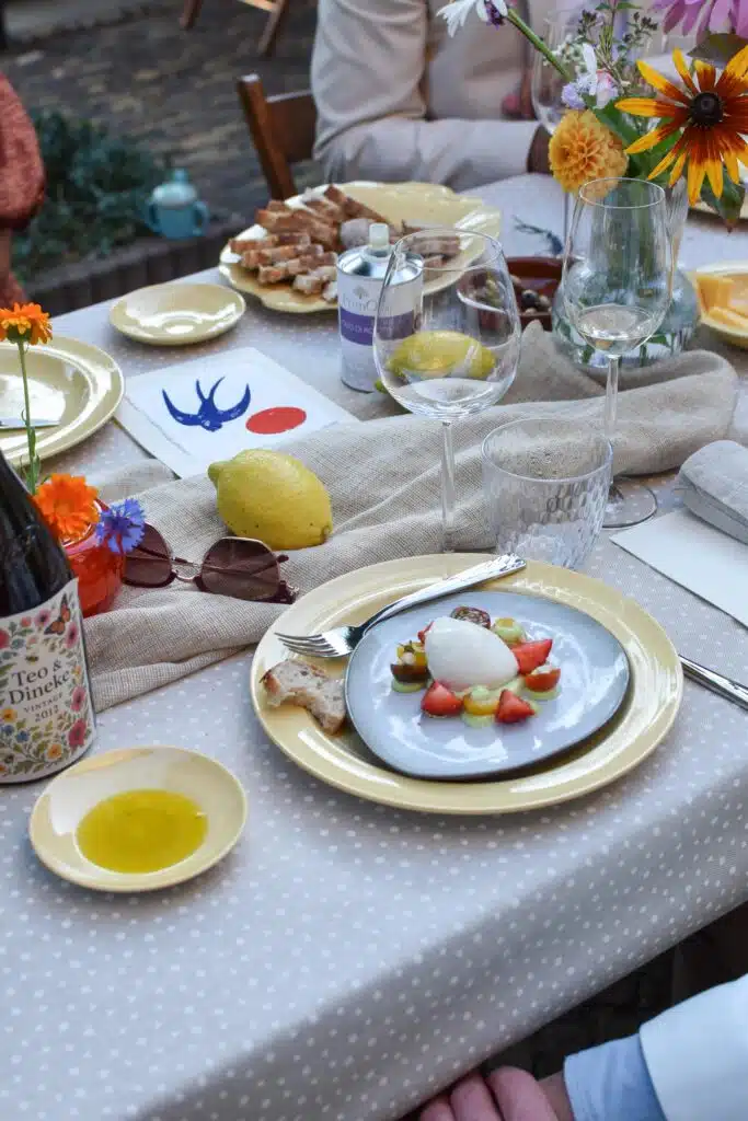 Koudgerookte burrata met tomaat en aardbei
