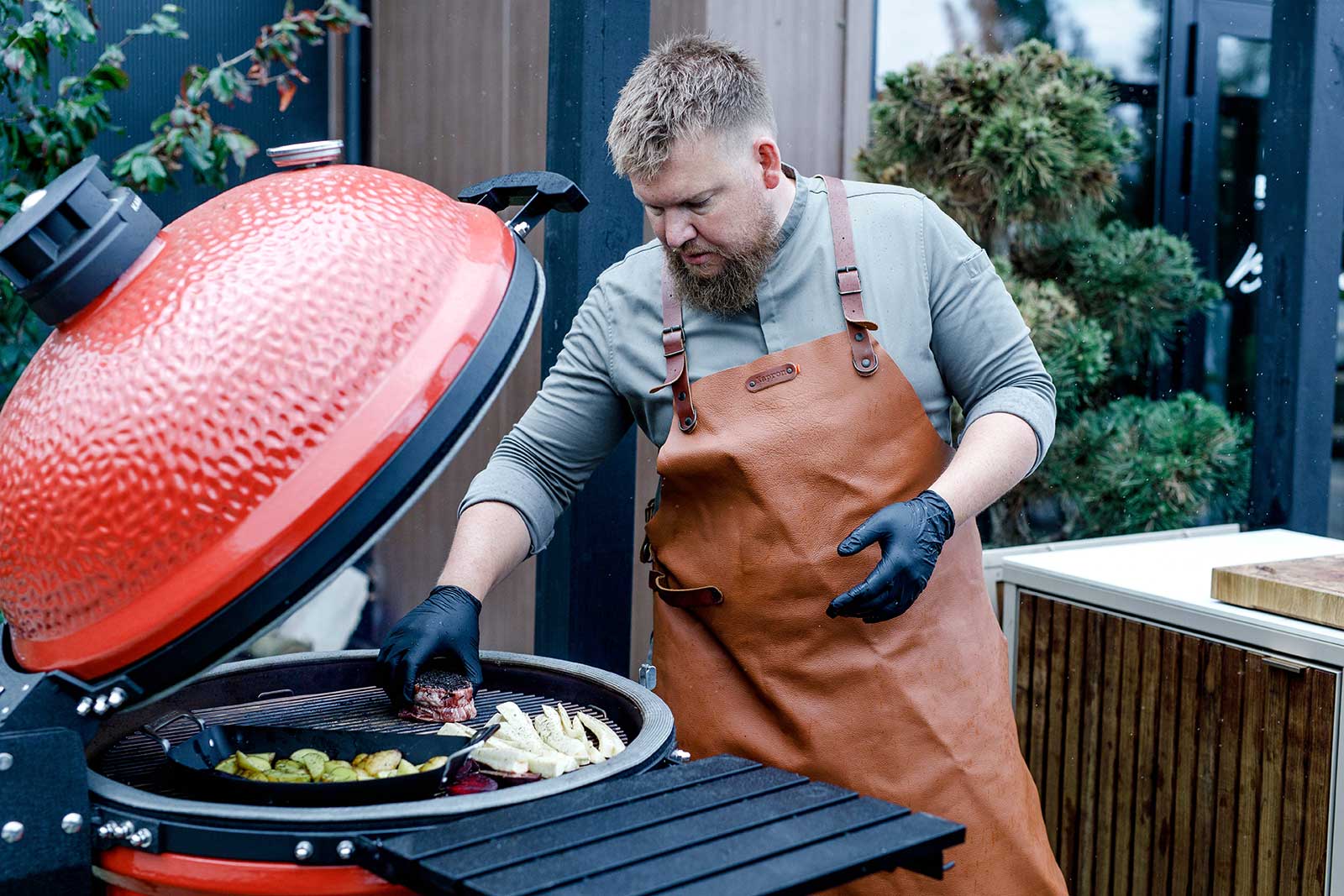 Chef Gijs van Buiten.studio aan het werk met een Kamado Joe Big Joe 3 - kamado masterclass workshop