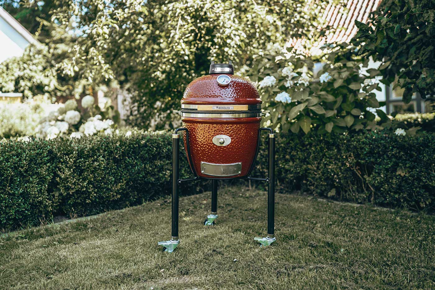 Monolith Junior 2.0 Red kamado barbecue
