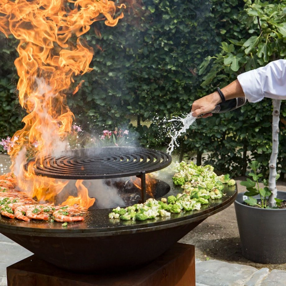 Chef flambeert op OFYR bbq