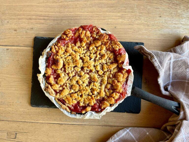 Rabarber-aardbei crumble van de kamado