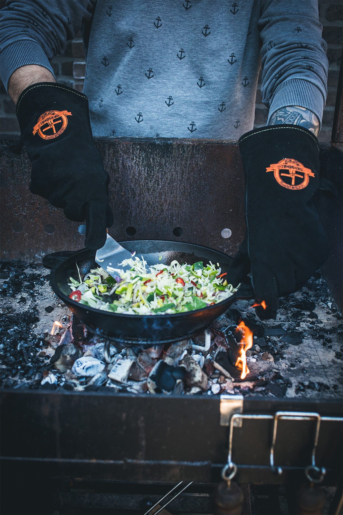 The Windmill set van 2 lederen BBQ handschoenen