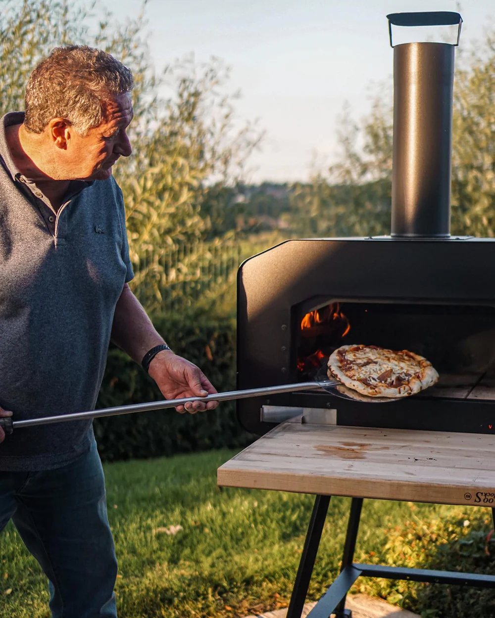 Houtgestookte pizza oven van Vonken in gebruik