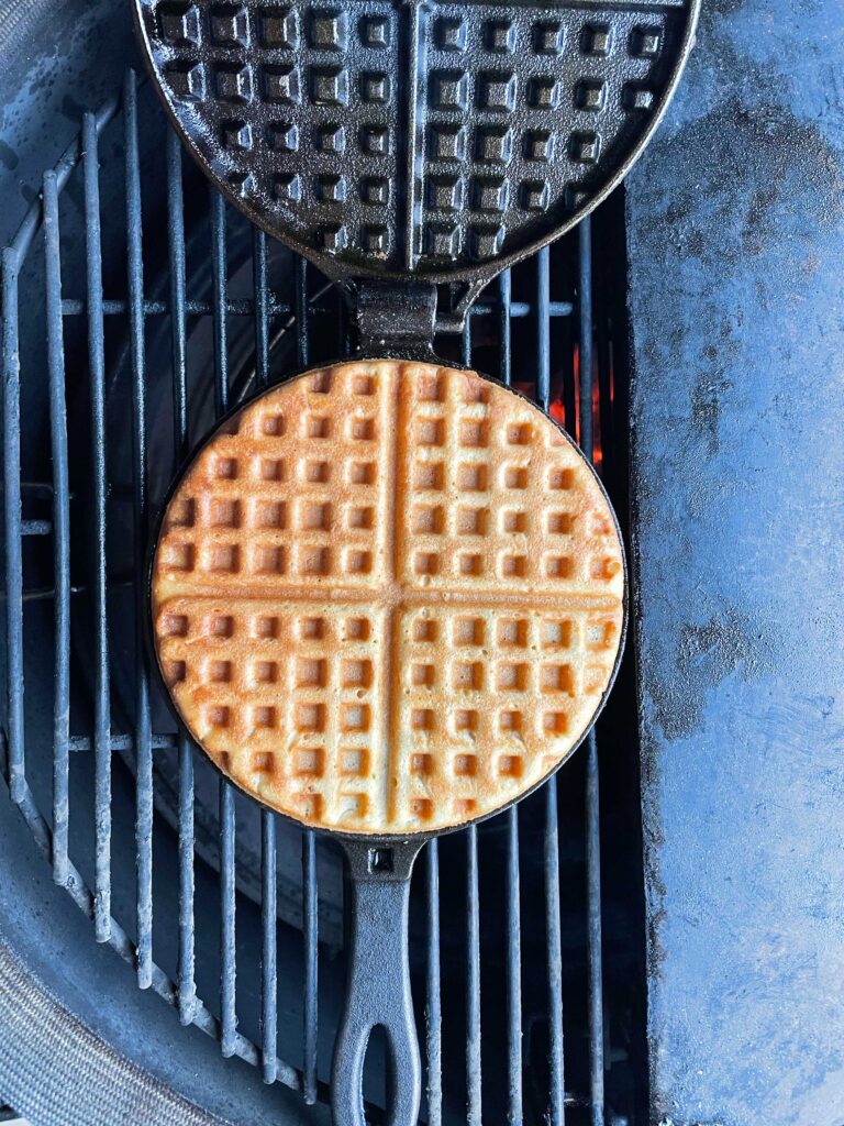 Wafel bakken in gietijzeren wafelijzer op de kamado