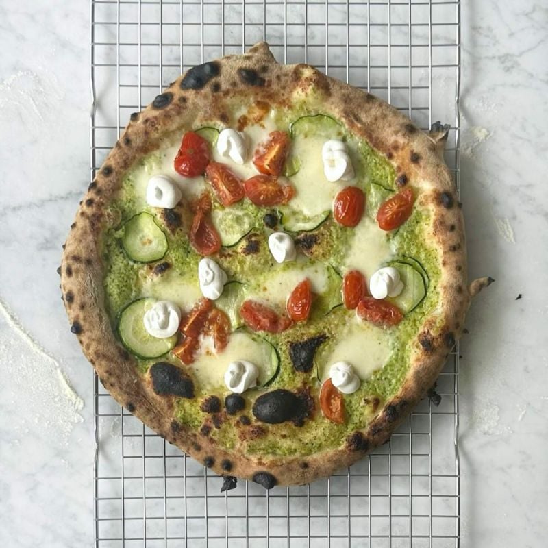 Verse gebakken pizza met zuurdesem pizzadeeg van Buiten.studio