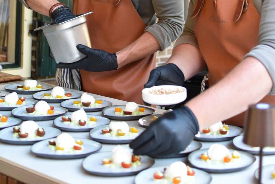 BBQ bruiloft sfeervolle setting door team Buiten.stduio