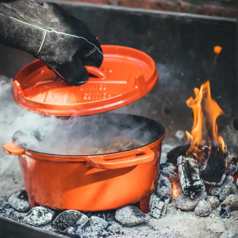 Deksel wordt gelift van The Windmill Dutch Oven 4,5 Qt Limited Edition Ge&euml;mailleerd