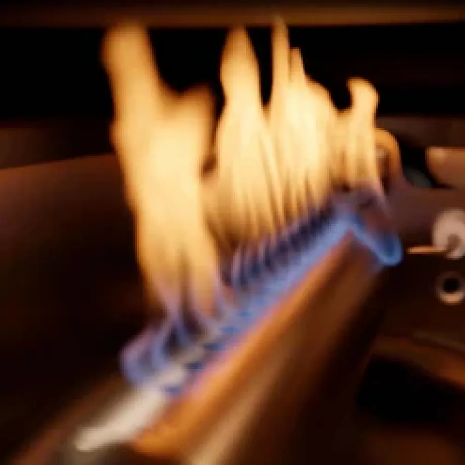 De U-vormige hoofdbrander verwarmt de oven gelijkmatig. De extra booster houdt de steen continu op temperatuur – ideaal voor meerdere pizza’s achter elkaar.