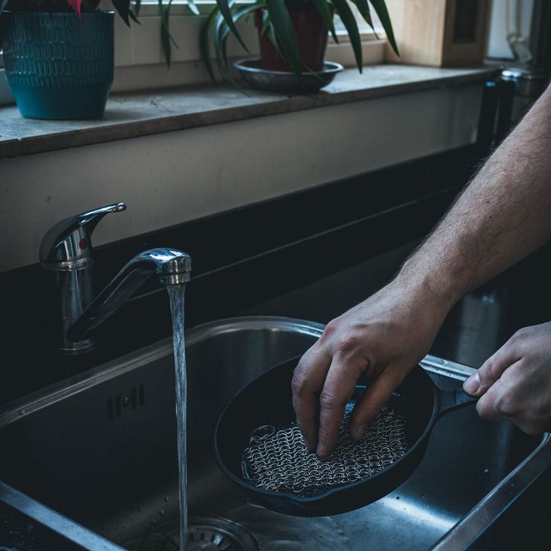 Gietijzer schoonmaken met chain mail scrubber van The Windmill
