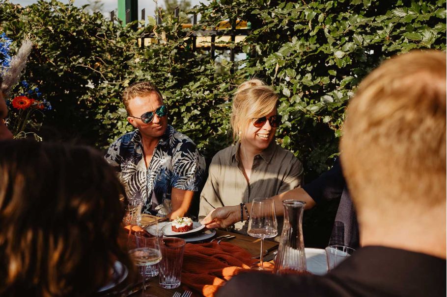 Chef bereid heerlijke gerechten tijdens bbq catering / live cooking