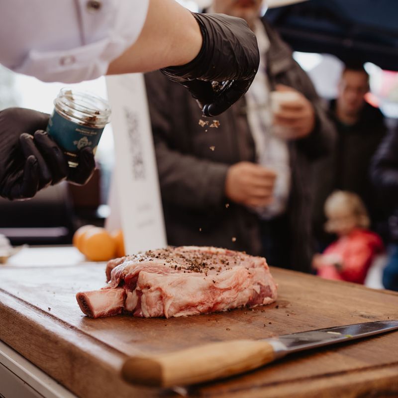 Houten snijplank met Cote de boeuf Limousin graangevoerd beste bbq vlees met zeeuwsche zoute zwarte knoflook zout
