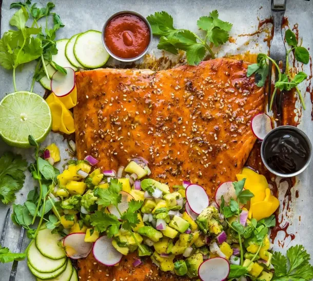 Gegrilde sriracha zalm met avocado-ananas salsa