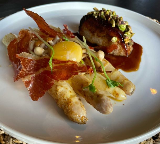 Limburgs speenvarken met Ras el Hanout asperges en pistache