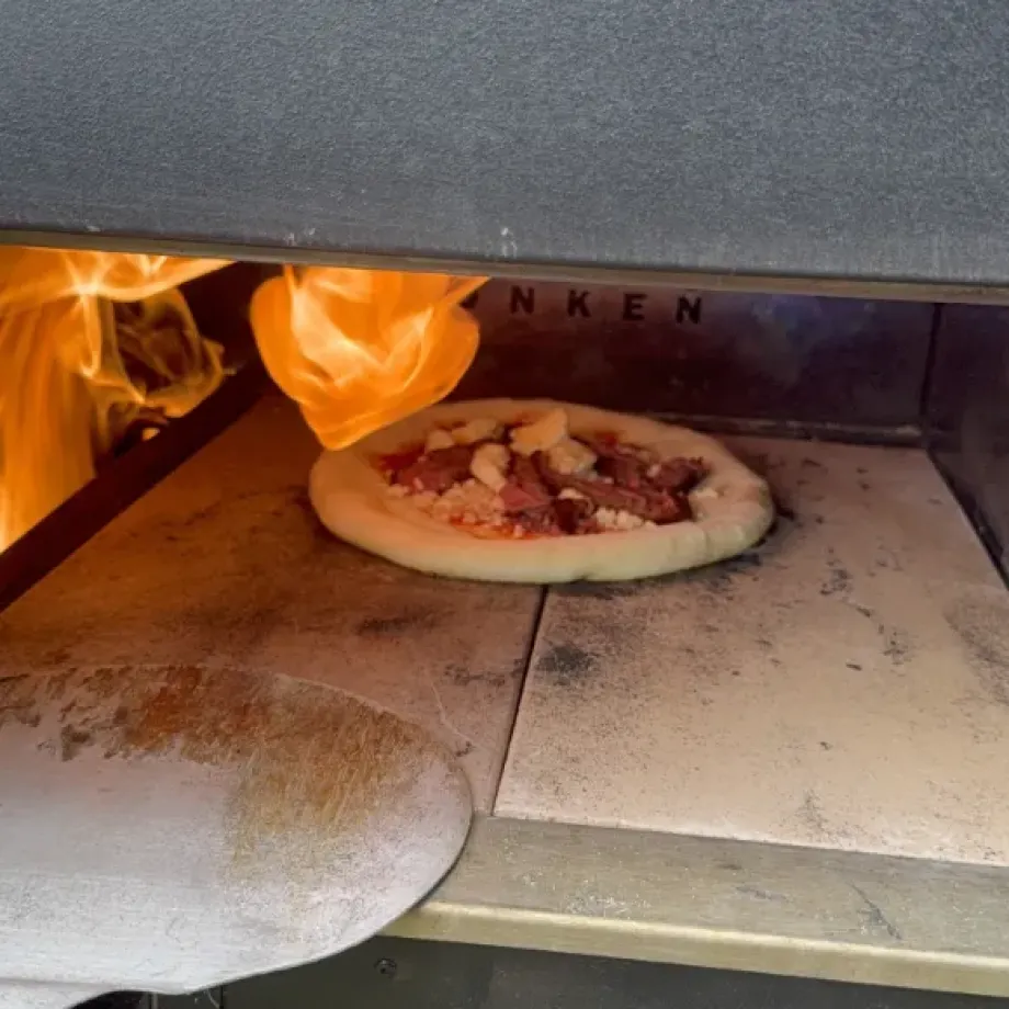 De module schuift zonder gereedschap in en uit via de uitschuifbare handgreep van de oven.
