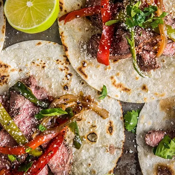 Flat iron steak fajitas van de BBQ