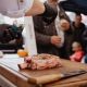 Houten snijplank met Cote de boeuf Limousin graangevoerd beste bbq vlees met zeeuwsche zoute zwarte knoflook zout