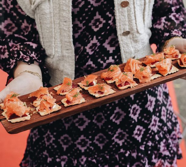 Zalmhapjes met roomkaas en mierikswortel op crackers