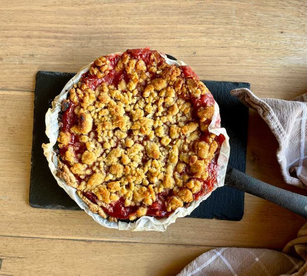 Rabarber-aardbei crumble van de kamado