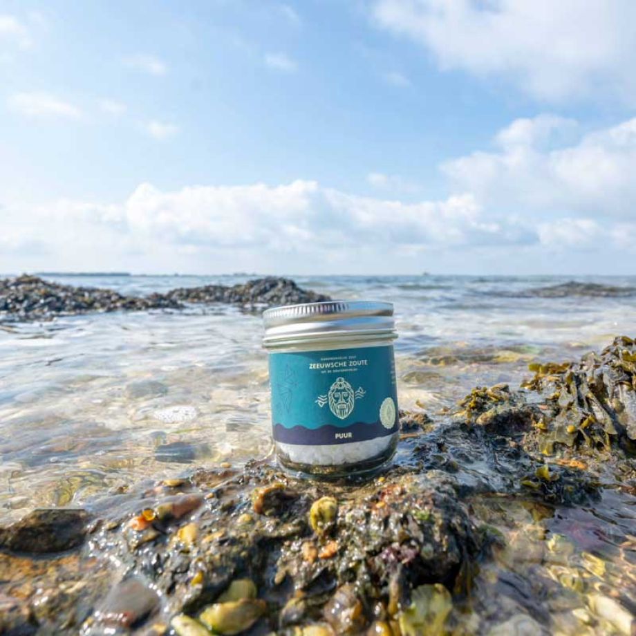 Gewonnen bij het vissersdorp Bruinisse, in het grootste nationale park van Nederland. Oester- en mosselbanken houden het water er van nature schoon: een oester zuivert zo'n vijf liter per uur, een mossel het dubbele.