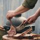 Vlees snijden op Bastard butcher block