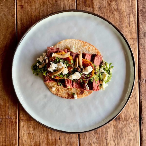 Tostada’s met gegrilde bavette, geblakerde sinaasappel en jalapeñovinaigrette