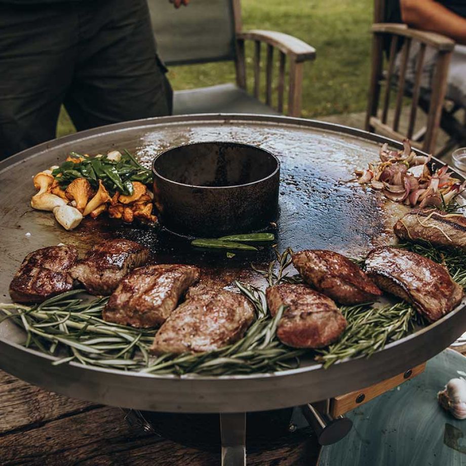 Het deksel is afneembaar. Met de optionele fireplate wordt de Icon een open plancha-barbecue met temperatuurzones.
