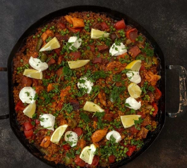 Paella van de BBQ met brisket