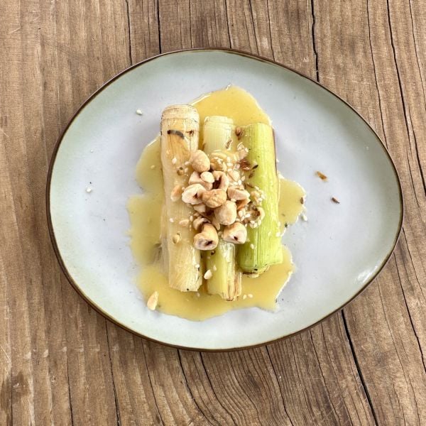 Prei uit de kolen met miso-beurre blanc en dukkah