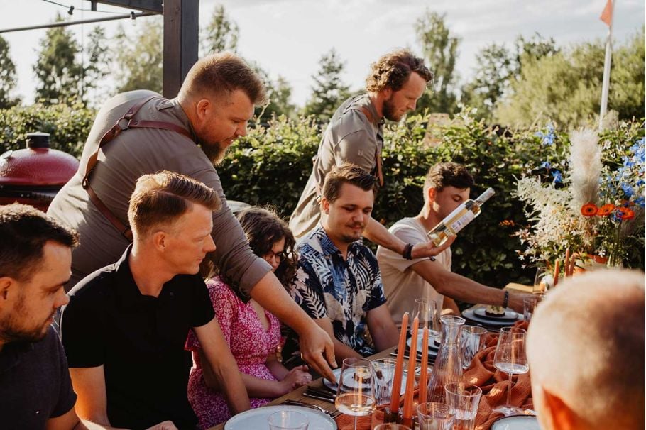 BBQ catering team van Buiten.studio op een bruiloft