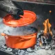 Deksel wordt gelift van The Windmill Dutch Oven 4,5 Qt Limited Edition Geëmailleerd