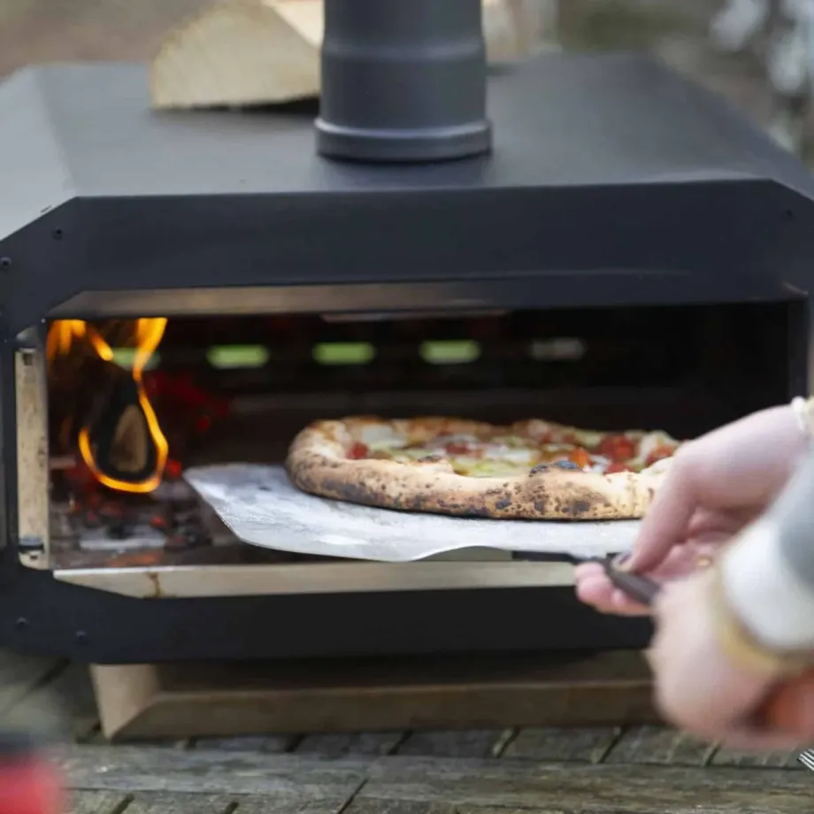 De korf is geschikt voor hout, pellets en houtskool. Je haalt hem zonder gereedschap uit de oven en kunt hem ook los gebruiken als kleine buitenhaard.