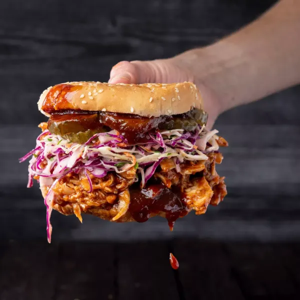 Pulled chicken van de BBQ