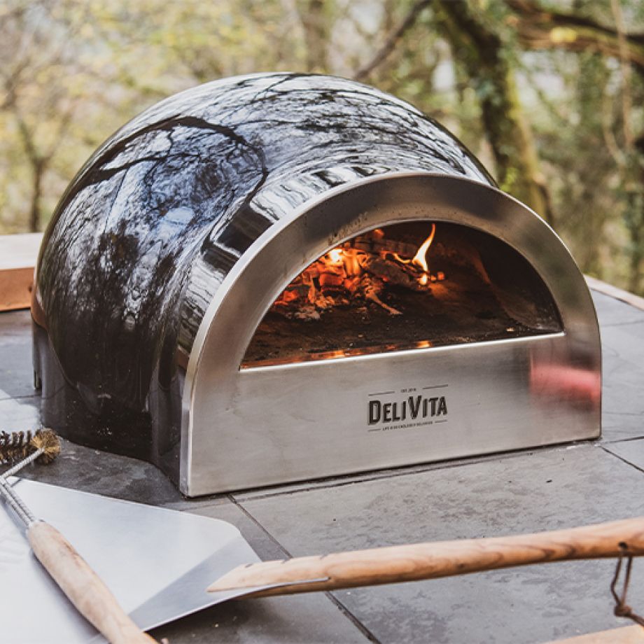 Breed genoeg voor een pizza van 35 cm, een braadslee of een gietijzeren pan. De ovenmond (175 × 375 mm) geeft ook ruimte voor groter snijwerk.