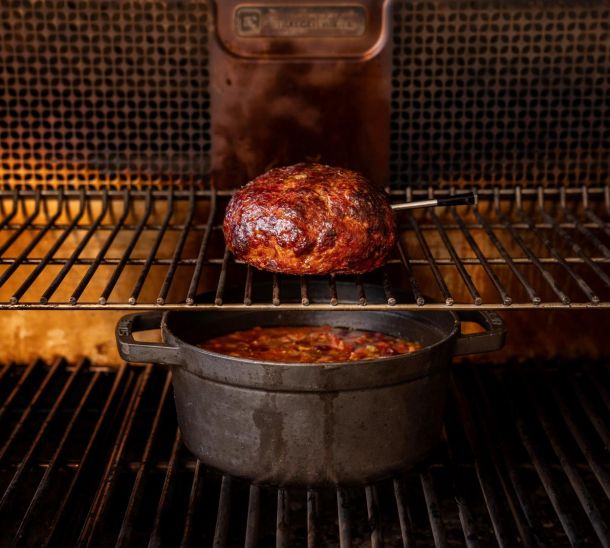 Over the top chili con carne van de pellet BBQ (of kamado)