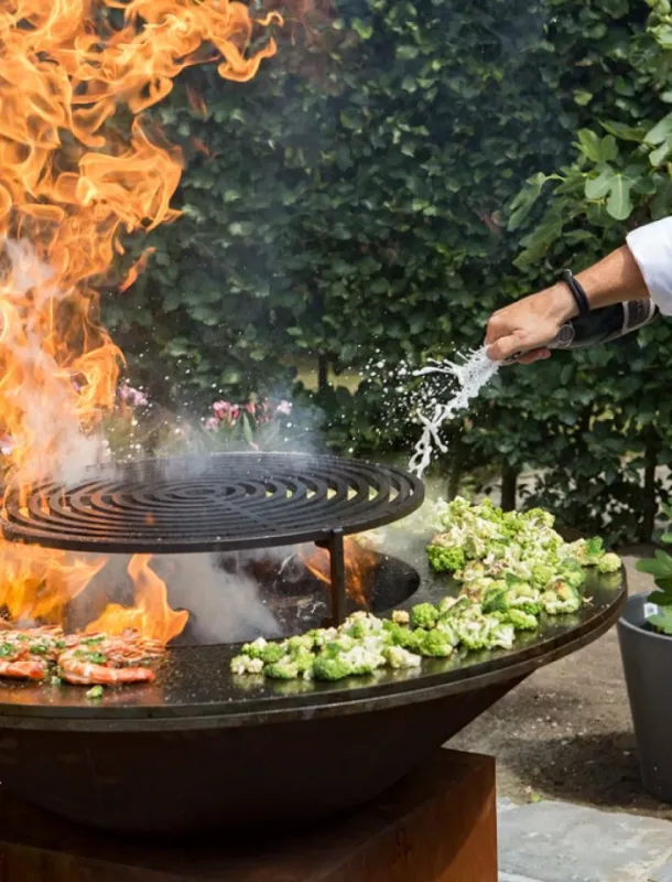 Chef flambeert op OFYR bbq