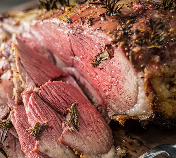 Geroosterde lamsbout van de BBQ