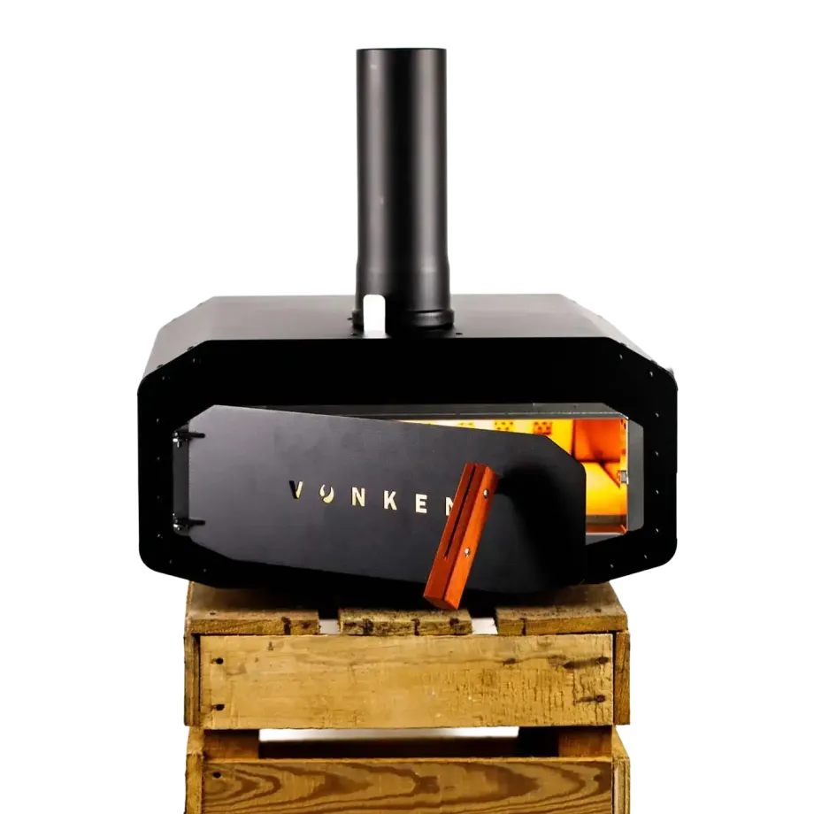 Twee chamottestenen vormen de ovenvloer. Ze nemen warmte op en geven die gelijkmatig af, wat een directe invloed heeft op de onderkant van het deeg.