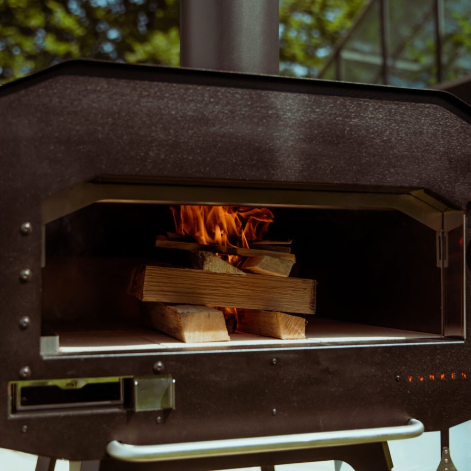 De steenvloer bestaat uit twee lagen chamotte van samen 50 mm dik. De isolatiemantel loopt rondom de hele oven, ook aan de onderkant. De buitenkant wordt nooit warm, ook niet als het binnenin 500°C is.
