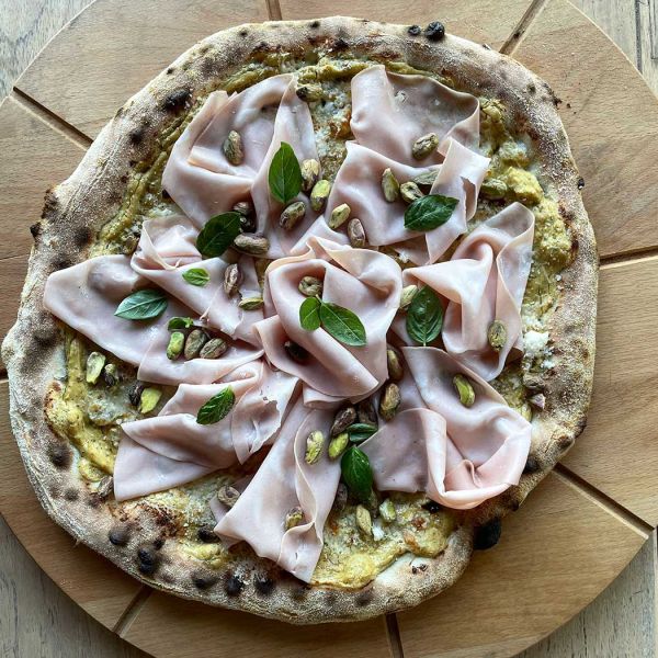 Pizza met mortadella, pistachepesto en stracciatella