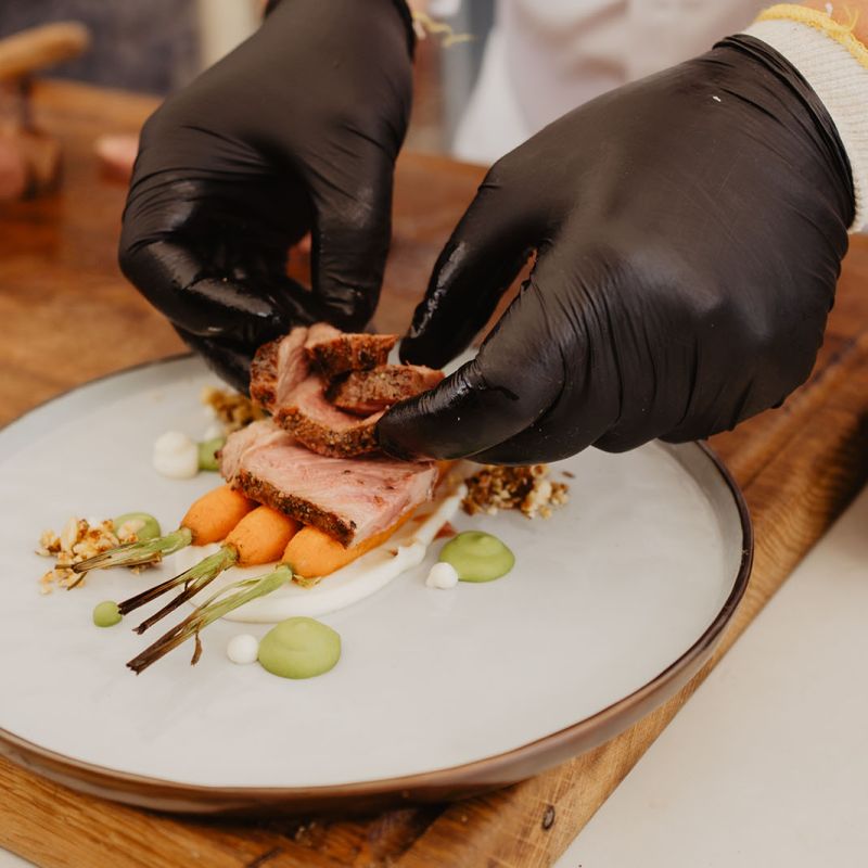 Cote de boeuf biefstuk bbq met gegrilde worteltjes en gerookte amandelen