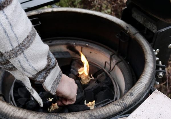 Kamado Joe Classic 2 wordt opgestookt